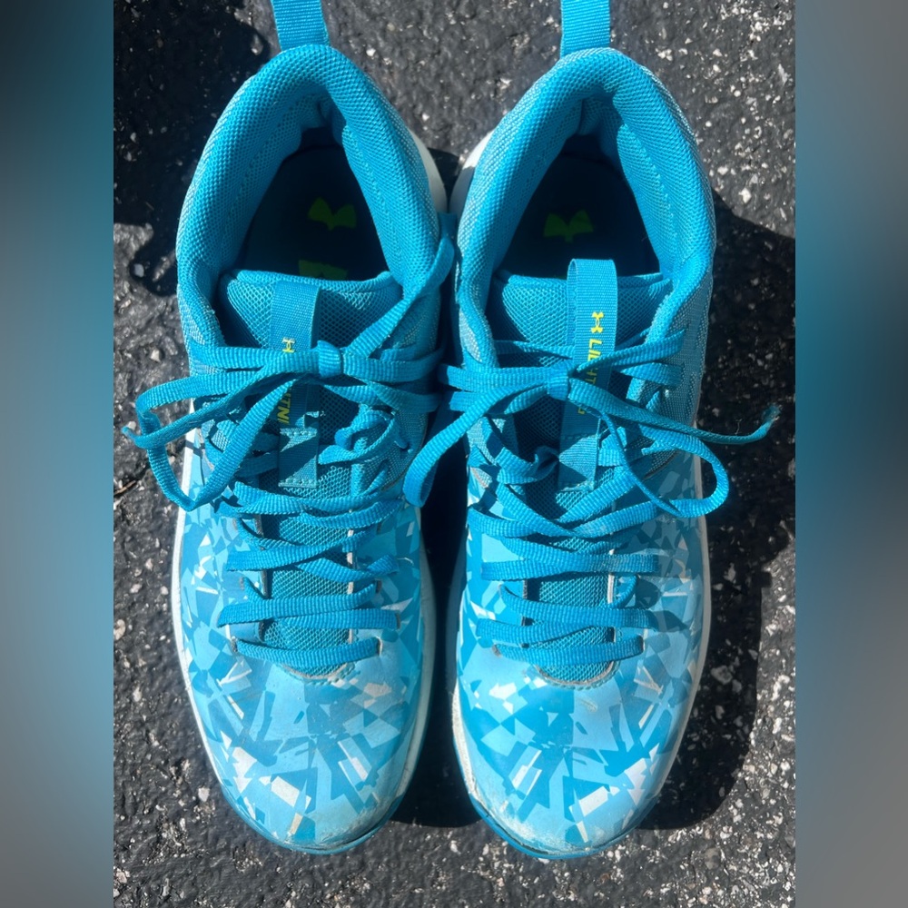 Girls under armour basketball shoes. Size 7 youth. Teal colored
